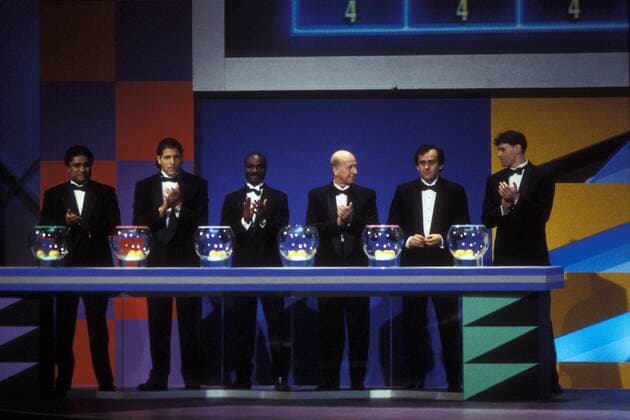 Die Lospaten der Gruppenauslosung für die WM 1994 in den USA, v.li.: Eusebio (Portugal), Torwart Tony Meola (USA), Roger Milla (Kamerun), Sir Bobby Charlton (England), Michel Platini (Frankreich) und Marco van Basten (Niederlande) Fußball Herren Vorschau Weltmeisterschaft 1994, Auslosung Gruppe Las Vegas