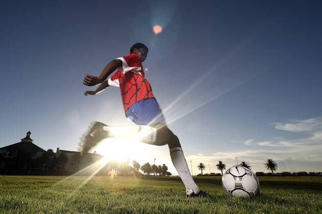 Fußballspieler beim Torschuß vor tiefstehender Sonne - MODEL RELEASED Fußball Herren Freizeitfußball 2005, Symbol, Feature, Aufmacher, Freizeitsport, Freizeitsportler Einzelbild Froschperspektive, unten Dynamik,