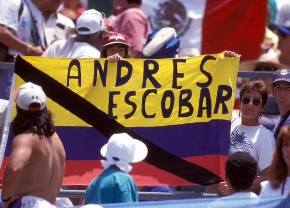 Die Fans trauern um Andres Escobar (Kolumbien) - der Nationalverteidiger ist nach seiner Rückkehr in die Heimat am 2. Juli 1994 wegen des Eigentores im Vorrundenspiel gegen die USA auf offener Straße in Medellin erschossen worden Fußball WM Herren Weltmeisterschaft 1994, Nationalmannschaft, Nationalteam, Länderspiel, Gruppe B Gruppe Tod, tot, gestorben, verstorben Palo Alto, Stanford