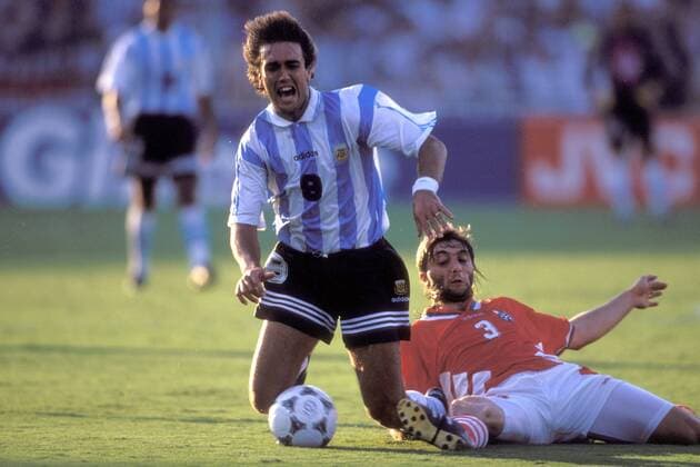 Gabriel Batistuta (Argentinien, li.) wird von Trifon Ivanov (Bulgarien) zu Fall gebracht Fußball WM Herren Weltmeisterschaft 1994, Nationalmannschaft, Nationalteam, Nationaltrikot, Länderspiel, Gruppe D Gruppe Dallas Dynamik, Kampf,