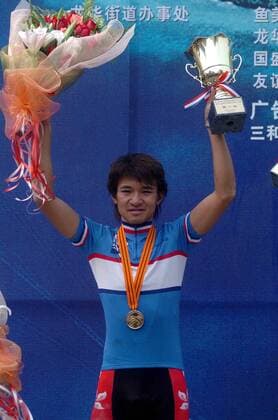 Siegerehrung der 10. Shenzhen Tour: Sieger Wong Kam Po (Hongkong China) präsentiert seinen Pokal -  Radsport Herren 10. Shenzhen Tour 2005, Straßenradsport, Straße, Rad Einzelbild IMCp05658501 Shenzhen Freude,
