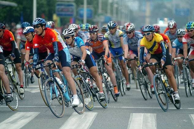 Das Fahrerfeld neigt sich in die Kurveneinfahrt -  Radsport Herren 10. Shenzhen Tour 2005, Straßenradsport, Straße, Rad Gruppe IMCp05658503 Shenzhen