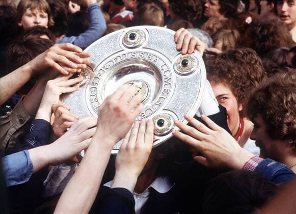 Fußball, Borussia Mönchengladbach, Deutscher Meister 1976 Fanhände strecken sich nach der Meisterschale Fußball 1. BL Herren Saison 1975 1976, Borussia Mönchengladbach, Deutscher Meister, Feier, Meisterfeier, Vdia Gruppe Mönchengladbach Ungeduld, Freude,