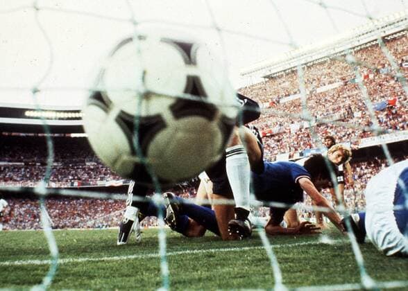 Der Ball zappelt im Netz und Karl Heinz Förster (re., BR Deutschland) ist fassungslos, Torschütze Paolo Rossi (Italien) bejubelt das 1:0 noch auf dem Boden Fußball WM Herren Weltmeisterschaft 1982, Länderspiel, Nationalmannschaft, Nationalteam, Nationaltrikot, Vdia Totale Estadio Santiago Bernabeu, Finale, Endspiel Madrid