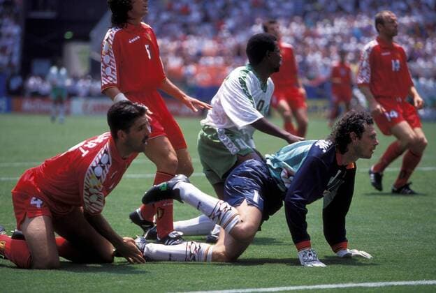 Saeed Owairan (Saudi Arabien, Mitte) trifft zum 0:1 und dreht jubelnd ab, Torwart Michel Preud Homme und Philippe Albert (beide Belgien, li.) sitzen geschlagen am Boden und schauen nur noch zu Fußball WM Herren Weltmeisterschaft 1994, Nationalmannschaft, Nationalteam, Nationaltrikot, Länderspiel, Gruppe F Gruppe Washington DC, D.C. Dynamik,