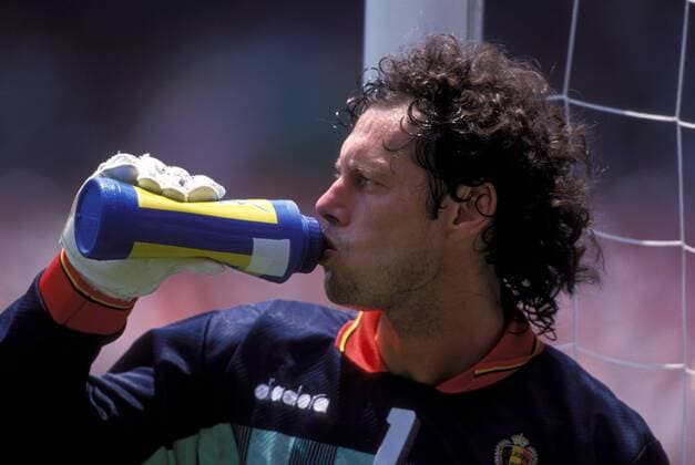 Torwart Michel Preud Homme (Belgien) trinkt einen Schluck Fußball WM Herren Weltmeisterschaft 1994, Nationalmannschaft, Nationalteam, Nationaltrikot, Länderspiel, Gruppe F Einzelbild Washington DC, D.C.