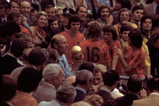 Freud und Leid: Bundestrainer Helmut Schön (BR Deutschland) mit dem Weltpokal vor den Augen des Finalgegners Niederlande Fußball WM Herren Weltmeisterschaft 1974, Länderspiel, Nationalmannschaft, Nationalteam, Nationaltrikot, Vdia Totale Finale, Endspiel München Freude,