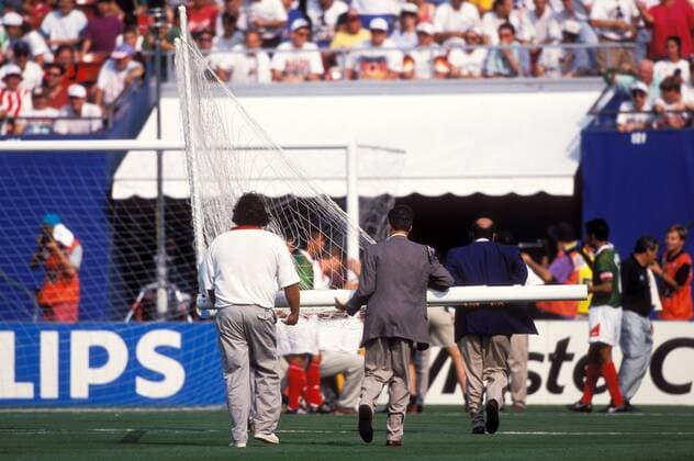 Drei Helfer holen während der Achtelfinalpartie zwischen Mexiko und Bulgarien ein Ersatztor herbei, da eines der Tore während des Spieles beschädigt wurde Fußball WM Herren Weltmeisterschaft 1994, Nationalmannschaft, Nationalteam, Länderspiel, Achtelfinale, kaputt Totale Giants Stadium, East Rutherford, beschädigt New York New Jersey, NY, N.Y., NJ, N.J., Stadion