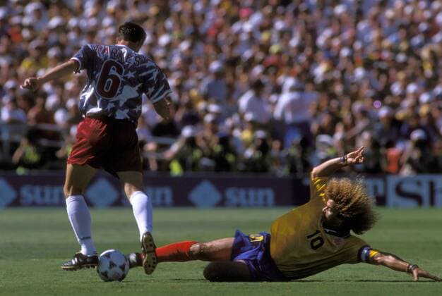 John Harkes (USA, li.) gegen Carlos Valderama (Kolumbien) Fußball WM Herren Weltmeisterschaft 1994, Nationalmannschaft, Nationalteam, Nationaltrikot, Länderspiel, Gruppe A Gruppe Pasadena, Los Angeles, LA, L.A. Dynamik, Kampf,