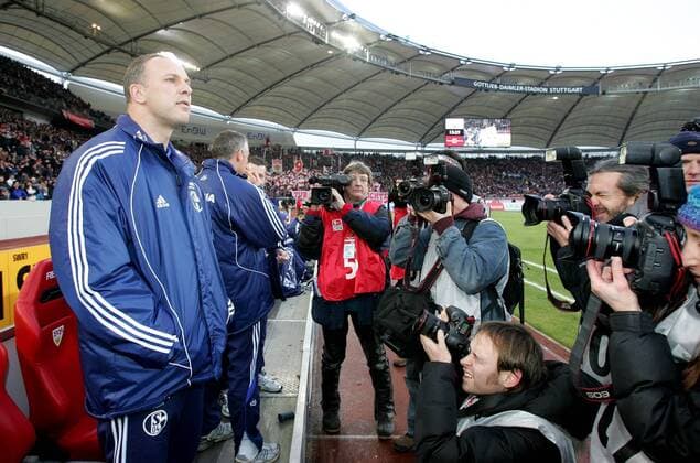 Interimstrainer Oliver Reck (Schalke) umringt von Fotografen im Gottlieb Daimler Stadion Fußball 1. BL Herren Saison 2005 2006, VfB Stuttgart - FC Schalke 04 2:0 Gruppe Stuttgart