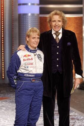 Rallyefahrerin Jutta Kleinschmidt zu Gast bei Fernsehmoderator Thomas Gottschalk (beide Deutschland) in der ZDF Fernsehshow Wetten das...? Motorsport Wetten dass...? 2005, Sendung, Fernsehsendung, TV, Fernsehen, Medien, Gruppe Düsseldorf
