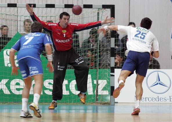 Torwart Slawomir Szmal (Kronau Östringen) gegen Alexander Petersson (Großwallstadt, re.) - Siebenmeter Handball 1. BL Herren Saison 2005 2006, TV Großwallstadt - SG Kronau Östringen 27:26 Gruppe Aschaffenburg Dynamik,