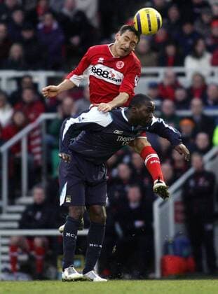 Guidoni Junior Doriva (Middlesbrough, hi.) gegen Andy Cole (Manchester City) -  Fußball Herren English Premier League 2005 2006, 1. Englische Liga, FC Middlesbrough - Manchester City 0:0 Gruppe Middlesbrough Dynamik,
