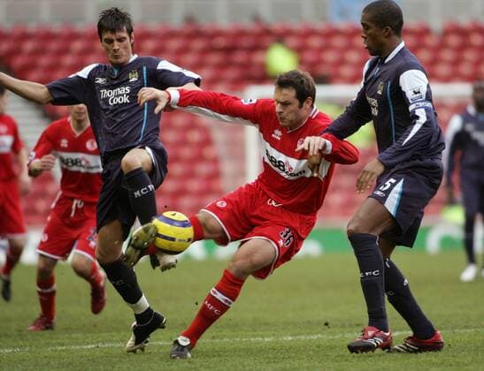 Mark Viduka (Middlesbrough, Mitte) gegen Stephen Jordan (li.) und Sylvain Distin (beide Manchester City) -  Fußball Herren English Premier League 2005 2006, 1. Englische Liga, FC Middlesbrough - Manchester City 0:0 Gruppe Middlesbrough Dynamik,