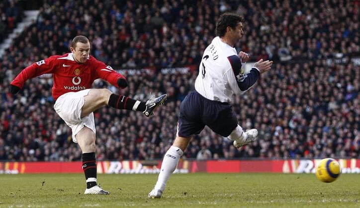 Wayne Rooney (Manchester, li.) gegen Gary Speed (Bolton) - EDITORIAL USE ONLY. No use with unauthorised audio, video, data, fixture lists, club league logos or live services. Online in-match use limited to 120 images, no video emulation. No use in betting, games or single club league player publications. Fußball Herren English Premier League 2005 2006, 1. Englische Liga, Manchester United - Bolton Wanderers 4:1, ManU Gruppe Manchester Dynamik,