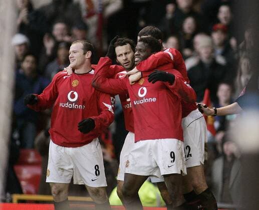 Torjubel Manchester, v.li.: Wayne Rooney, Ryan Giggs und Louis Saha - EDITORIAL USE ONLY. No use with unauthorised audio, video, data, fixture lists, club league logos or live services. Online in-match use limited to 120 images, no video emulation. No use in betting, games or single club league player publications. Fußball Herren English Premier League 2005 2006, 1. Englische Liga, Manchester United, ManU Gruppe Manchester Freude,