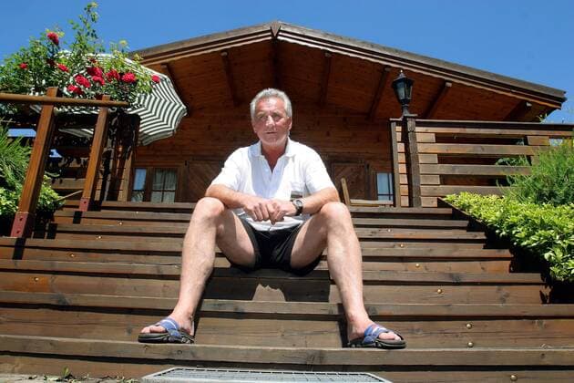 Sportdirektor Reinhard Häfner (Dynamo Dresden) sitzt auf der Treppe vor seinem Bungalow Fußball 2. BL Herren Saison 2005 2006, 1. FC Dynamo Dresden, Shooting, Fotoshooting, Fototermin Einzelbild Dresden