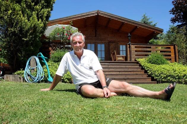Sportdirektor Reinhard Häfner (Dynamo Dresden) sitzt auf dem Rasen vor seinem Bungalow Fußball 2. BL Herren Saison 2005 2006, 1. FC Dynamo Dresden, Shooting, Fotoshooting, Fototermin Totale Dresden