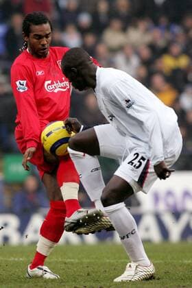 Abdoulaye Faye (Bolton, re.) gegen Florent Sinama Pongolle (Liverpool) -  Fußball Herren English Premier League 2005 2006, 1. Englische Liga, Bolton Wanderers - FC Liverpool Gruppe Bolton Dynamik,