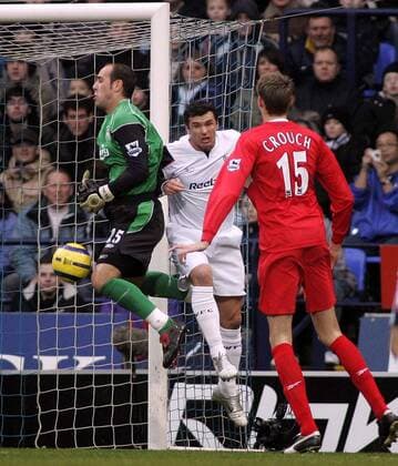 Torwart Jose Manuel Reina (li.) sieht beim Gegentor etwas unglücklich aus, daneben Peter Crouch (beide Liverpool, re.) und Gary Speed (Bolton) - EDITORIAL USE ONLY. No use with unauthorised audio, video, data, fixture lists, club league logos or live services. Online in-match use limited to 120 images, no video emulation. No use in betting, games or single club league player publications. Fußball Herren English Premier League 2005 2006, 1. Englische Liga, Bolton - FC Liverpool Gruppe Bolton Dynamik,