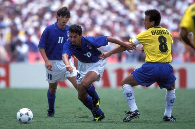 Roberto Baggio (Italien, Mitte) läßt sich von Carlos Dunga (Brasilien, re.) nicht stoppen, Demetrio Albertini (Italien) schaut zu Fußball WM Herren Weltmeisterschaft 1994, Nationalmannschaft, Nationalteam, Nationaltrikot, Länderspiel, Finale Gruppe Pasadena, Los Angeles, LA, L.A. Dynamik,