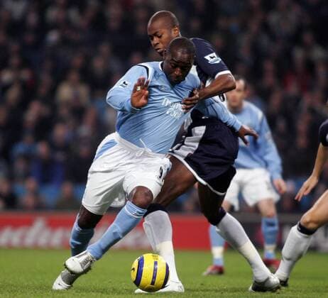 Andy Cole (Manchester City, li.) gegen Anthony Gardner (Tottenham Hotspur) -  Fußball Herren English Premier League 2005 2006, 1. Englische Liga, Manchester City - Tottenham Hotspurs 0:2, Spurs Gruppe Manchester Dynamik,