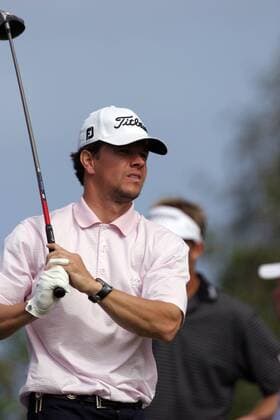 Schauspieler Mark Wahlberg (USA) schaut seinem Abschlag bei einem ProAm Turnier am Rande der Mercedes Championship 2005 hinterher - (Icon7742788) Golf Herren Mercedes Championship 2006, PGA Tour, Golfen Einzelbild Kapalua Hawaii EDITORIAL USE ONLY