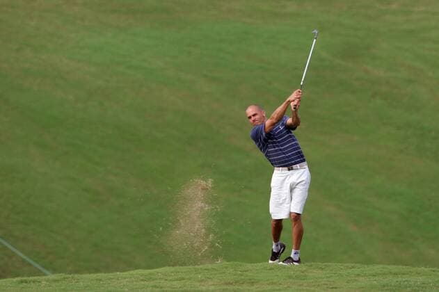 Kelly Slater (USA) schaut seinem Schlag bei einem Pro Am Turnier am Rande der Mercedes Championship 2005 hinterher - (Icon7742792) Golf Herren Mercedes Championship 2006, PGA Tour, Golfen Totale Kapalua Hawaii EDITORIAL USE ONLY