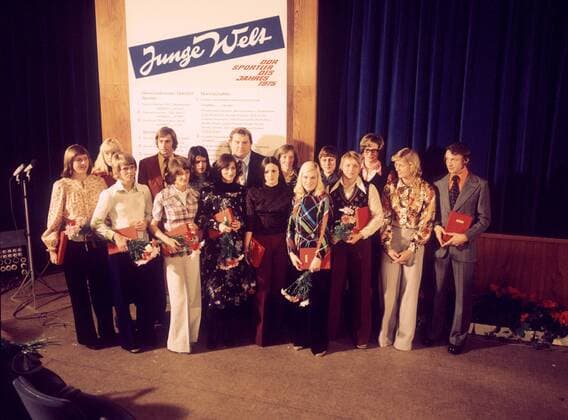 DDR Sportlerumfrage der Jungen Welt 1975 u.a. mit: Roland Matthes (hi.2.v.li.), Gerd Bonk (hi.4.v.li.), Renate Stecher (hi.6.v.li.), Thomas Huschke (re.), Kornelia Ender (2.v.re.), Marianne Adam (3.v.re.), Ruth Fuchs (4.v.re.), Rita Kühne (hi.li.), ... Schwimmen Herren Sportler des Jahres 1975, Sportlerwahl, Preisverleihung, Auszeichnung, Ehrung, Umfrage, Mfdia Totale Junge Welt, Zeitung, Tageszeitung, Presse, Medien