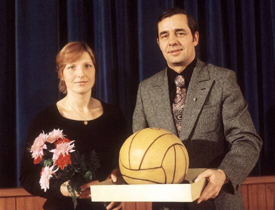 Ehrung zur DDR Sportlerumfrage der Jungen Welt 1975: Nationaltrainer Peter Kretzschmar und seine Frau Waltraud nehmen den Preis stellvertretend für die Nationalmannschaft entgegen Handball Damen Sportler des Jahres 1975, Sportlerwahl, Preisverleihung, Auszeichnung, Ehrung, Umfrage, Mfdia Gruppe Junge Welt, Zeitung, Tageszeitung, Presse, Medien