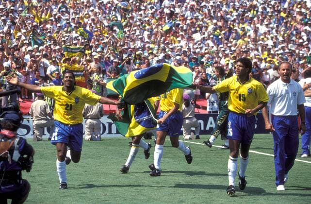 Ehrenrunde Weltmeister Brasilien - Viola (li.) und Marcio Santos (2.v.re.), daneben ein Betreuer Fußball WM Herren Weltmeisterschaft 1994, Nationalmannschaft, Nationalteam, Nationaltrikot, Länderspiel, Finale Totale Pasadena, Los Angeles, LA, L.A., Sportfotograf Glück, Harmonie, Freude, Begeisterung,