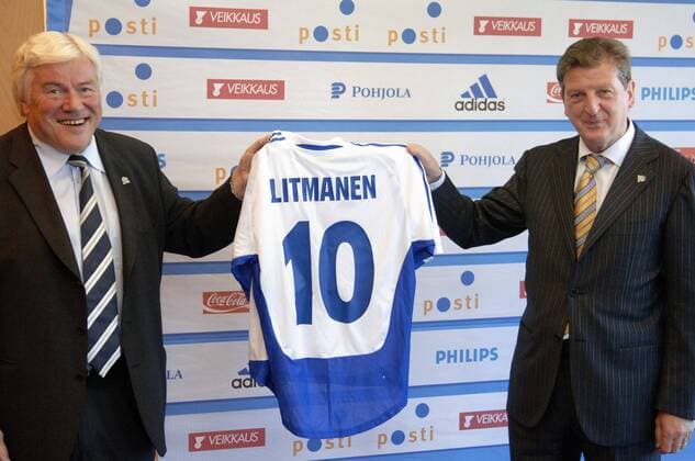 Pekka Hämäläinen (li.), Präsident des finnischen Fußballverbandes SPL, und der zukünftige Nationaltrainer Roy Hodgson (Vertrag ab August 2006 beide Finnland) präsentieren stolz das Trikot von Superstar Jari Litmanen -  Fußball Herren Pressekonferenz 2005, PK, Pressetermin, Trainer, Coach, Nationalcoach, neu, neuer, zukünftiger Gruppe Helsinki
