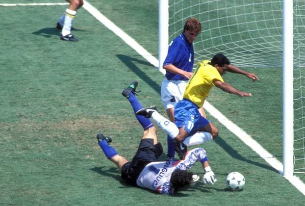 Romario (Brasilien, re.) kommt gegen Torwart Gianluca Pagliuca zu Fall, daneben schaut Luigi Apolloni (beide Italien) nur zu Fußball WM Herren Weltmeisterschaft 1994, Nationalmannschaft, Nationalteam, Nationaltrikot, Länderspiel, Finale, Vdia Gruppe Pasadena, Los Angeles, LA, L.A. Dynamik, Kampf, Spannung,