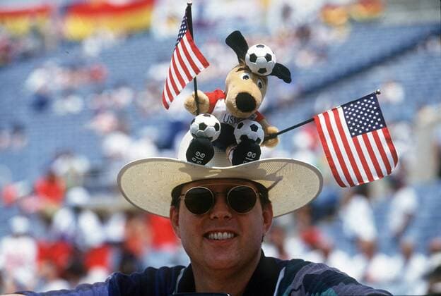 Ein Fan der USA trägt den Hund Striker, das Maskottchen des Turniers, auf seinem Hut Fußball WM Herren Weltmeisterschaft 1994, Länderspiel, Nationalmannschaft, Nationalteam, Vdia Einzelbild Los Angeles