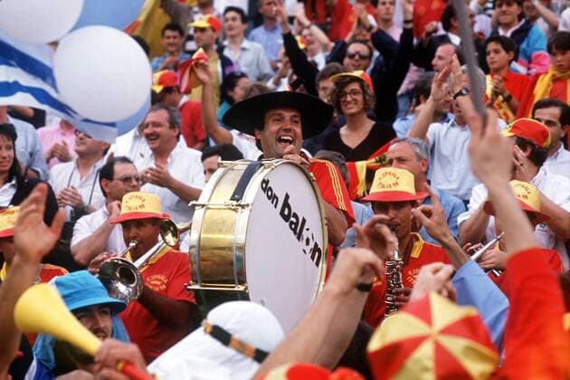 Manolo, das spanische Fanoriginal, wirbt auf seiner Trommel für die Fußballzeitschrift don balon, unterstützt wird er von einigen Bläsern Fußball WM Herren Weltmeisterschaft 1990, Länderspiel, Nationalmannschaft, Nationalteam, Vdia Gruppe Udine, Udinese Freude, Begeisterung,