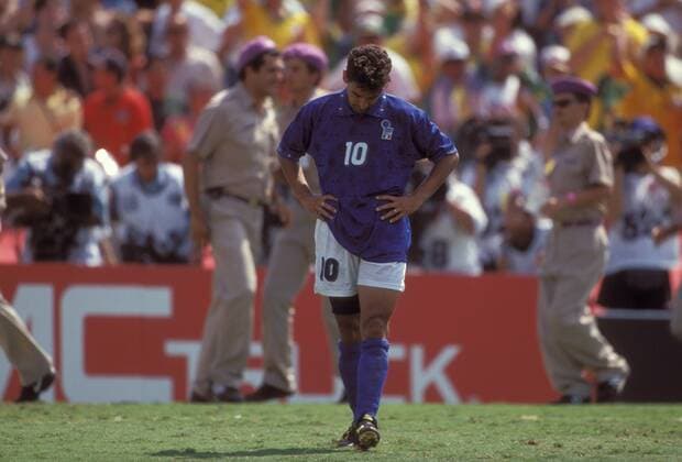 Roberto Baggio (Italien) ist nach seinem Fehlschuß zutiefst betrübt Fußball WM Herren Weltmeisterschaft 1994, Nationalmannschaft, Nationalteam, Nationaltrikot, Länderspiel, Finale Einzelbild Pasadena, Los Angeles, LA, L.A. Enttäuschung, Verzweiflung,