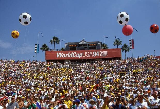 WorldCupUSA94 - vollbesetzte Ränge im Rose Bowl Stadium Fußball WM Herren Weltmeisterschaft 1994, Nationalmannschaft, Nationalteam, Länderspiel, Finale Totale Rose Bowl, Ball, Bälle, Luftballon, Luftballons Pasadena, Los Angeles, LA, L.A.