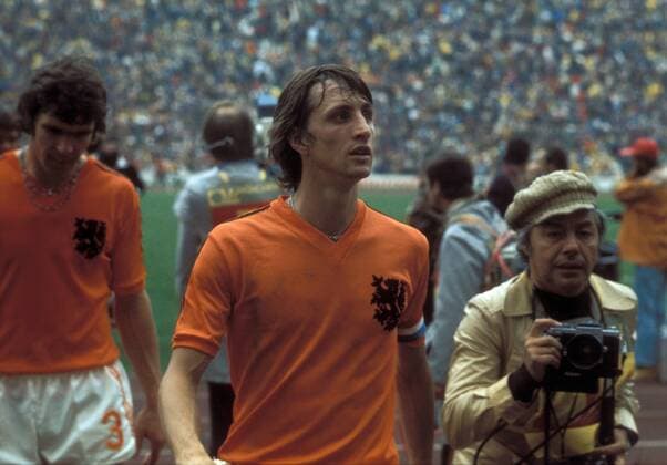 Johan Cruyff (Niederlande) - Abgang Fußball WM Herren Weltmeisterschaft 1974, Länderspiel, Nationalmannschaft, Nationalteam, Nationaltrikot, Vdia Gruppe Finale, Endspiel München Enttäuschung,