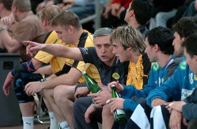 Trainer Juri Schewzow (3. v. li.) erklärt Uwe Gensheimer (beide Kronau Östringen) seine taktischen Vorstellungen Handball 1. BL Herren Saison 2005 2006, SG Kronau Östringen Gruppe Lübbecke