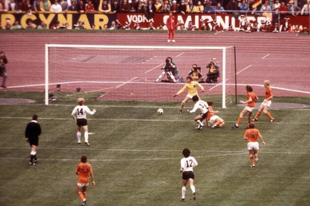 Gerd Müller (hi.2.v.li.) trifft zum 2:1, Uli Hoeneß (hi.li., beide BR Deutschland) schaut gespannt dem Ball hinterher und Torwart Jan Jongbloed (Niederlande) ist machtlos Fußball WM Herren Weltmeisterschaft 1974, Länderspiel, Nationalmannschaft, Nationalteam, Nationaltrikot, Vdia Totale Finale, Endspiel München Spannung,