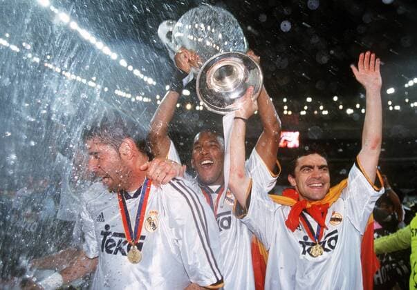 Schlußjubel Real Madrid nach dem Gewinn der Champions League 1997 1998 - v.li.: Fernando Hierro, Nicolas Anelka mit dem Champions League Pokal und Manuel Sanchis nehmen eine Sektdusche Fußball EC 1 Herren Champions League 1997 1998, Europapokal, Europacup, Real Madrid CF, Vdia Gruppe Finale, Endspiel Paris Freude, Begeisterung,