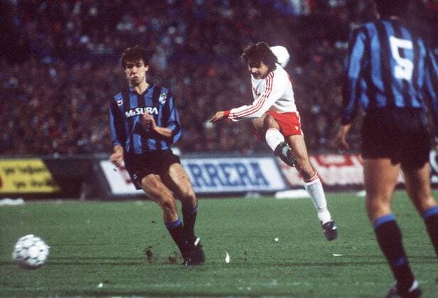 Olaf Thon (re., Bayern) zieht ab Fußball EC 3 Herren UEFA Pokal 1988 1989, Cup, FC Internazionale Mailand - FC Bayern München 1:3, Vdia Gruppe Achtelfinale, Europapokal, Europacup Mailand Dynamik,