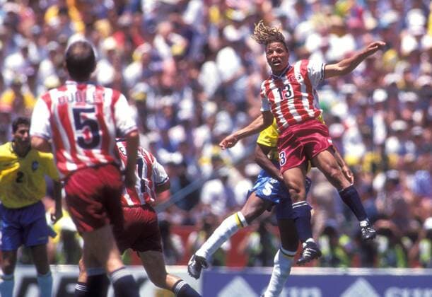 Cobi Jones (USA, re.) im Luftkampf mit Mauro Silva (Brasilien, 2.v.re., verdeckt), daneben Tom Dooley (li.) und Hugo Perez (alle USA, verdeckt) Fußball WM Herren Weltmeisterschaft 1994, Nationalmannschaft, Nationalteam, Nationaltrikot, Länderspiel, Achtelfinale Totale Palo Alto, Stanford Dynamik, Höhe, Kampf,