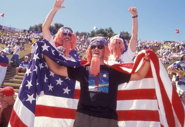 Drei amerikanische Fans geben sich deutlich als Fans von Alexi Lalas (USA) zu erkennen Fußball WM Herren Weltmeisterschaft 1994, Nationalmannschaft, Nationalteam, Länderspiel, Achtelfinale, Bärte Gruppe Stanford Stadium Palo Alto, Stanford Freude, Begeisterung,