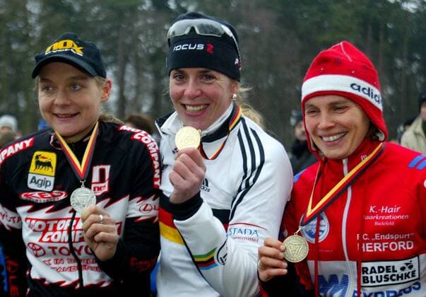 Siegerehrung der Deutschen Meisterschaft im Radcross 2005: Siegerin Hanka Kupfernagel zwischen Birgitt Hollmann (li.) und Nicole Kampeter (alle Deutschland) Radsport LM Damen Deutsche Cross Meisterschaft, CycloCross, Crossrennen, Rad, Querfeldein Gruppe Cross Country 2006 Hamburg Freude,