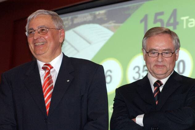 DFB Präsident Dr. Theo Zwanziger (li.), sowie DFB Generalsekretär und OK Vizepräsident Horst R. Schmidt (beide Deutschland) gut gelaunt beim Neujahrsempfang 2006 des Organisationskomitees für die Weltmeisterschaft 2006 Fußball Herren Neujahrsempfang 2006, Empfang Gruppe Frankfurt M.