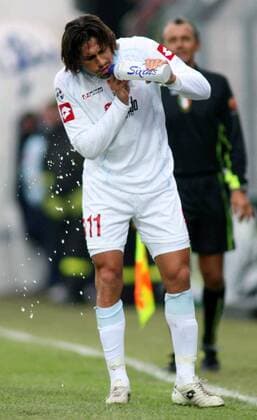 Marco Borriello (Treviso) gönnt sich eine Erfrischung -  Fußball Herren Serie A 2005 2006, 1. Italienische Liga, FBC Treviso, Vdig Einzelbild Treviso