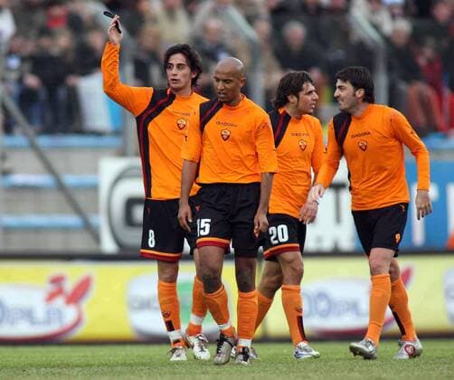 Torjubel AS Rom v.li.: Alberto Aquilani, Olivier Dacourt, Simone Perrotta und Cesare Bovo -  Fußball Herren Serie A 2005 2006, 1. Italienische Liga, AS Rom, Roma, Vdig Gruppe Treviso Freude,