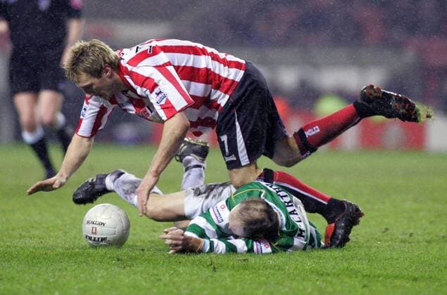 Liam Lawrence (oben, Sunderland) fällt über Jon McCarthy (Northwich) -  Fußball Herren English FA Cup 2005 2006, Englischer Pokal, Sunderland FC - Northwich Victoria FC 3:0, Vdig Gruppe Sunderland Dynamik,