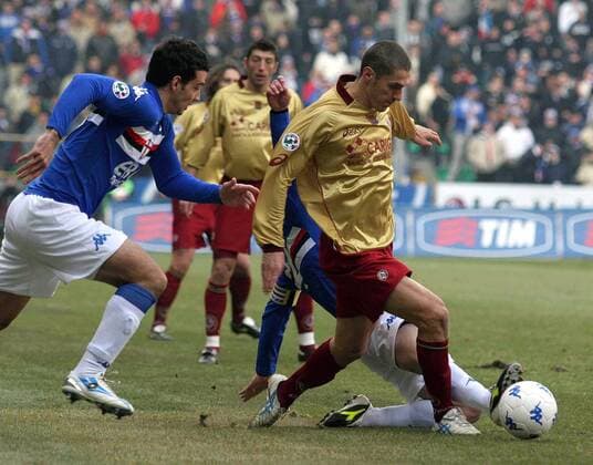 Marco Pisano (Sampdoria Genua, li.) gegen Stefano Morrone (AS Livorno) -  Fußball Herren Serie A 2005 2006, 1. Italienische Liga, Sampdoria Genua - AS Livorno 0:2 Gruppe Genua Dynamik, Kampf,